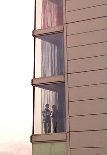 Ungerne i vinduet på deres værelse