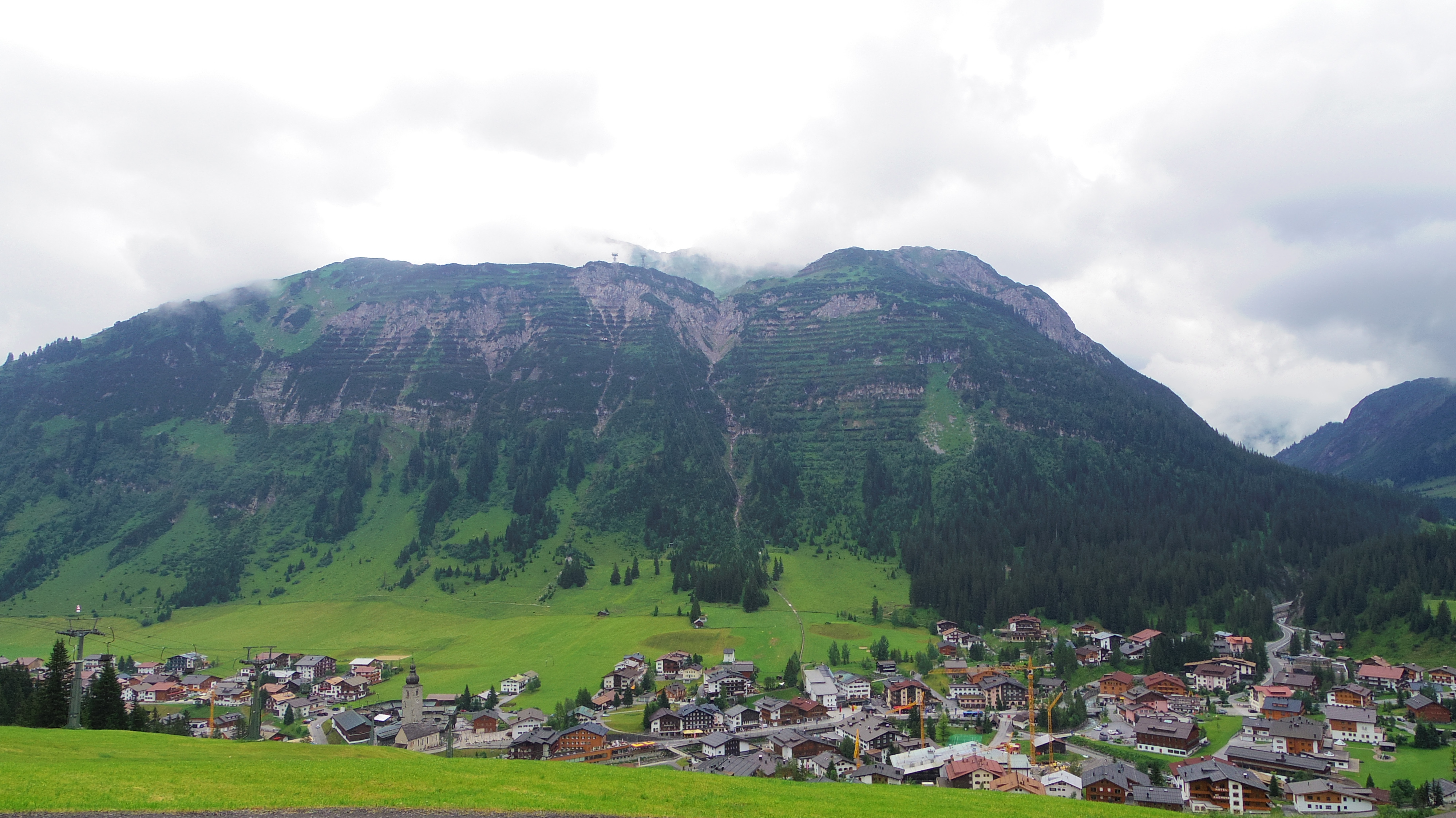 Bjergbanen set fra løjperne på den modsatte side af dalen.